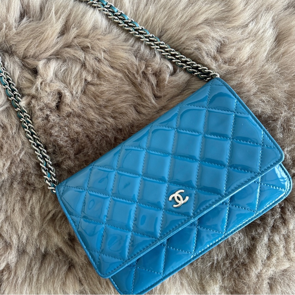 💙CHANEL patent quilted leather wallet on chain crossbody in blue